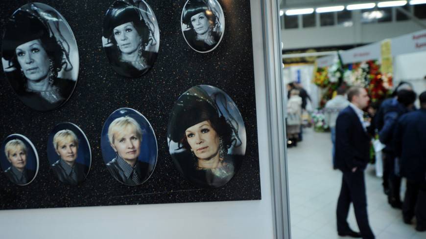 На Урале женщина обнаружила свое фото на образце надгробия