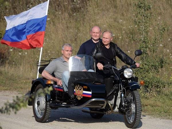 ГИБДД объяснила отказ штрафовать Владимира Путина за езду на мотоцикле без шлема