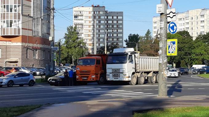Два грузовика перегородили пересечение проспектов Дачного и Ветеранов