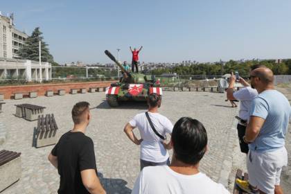 Фанаты футбольного клуба припарковали советский танк перед стадионом