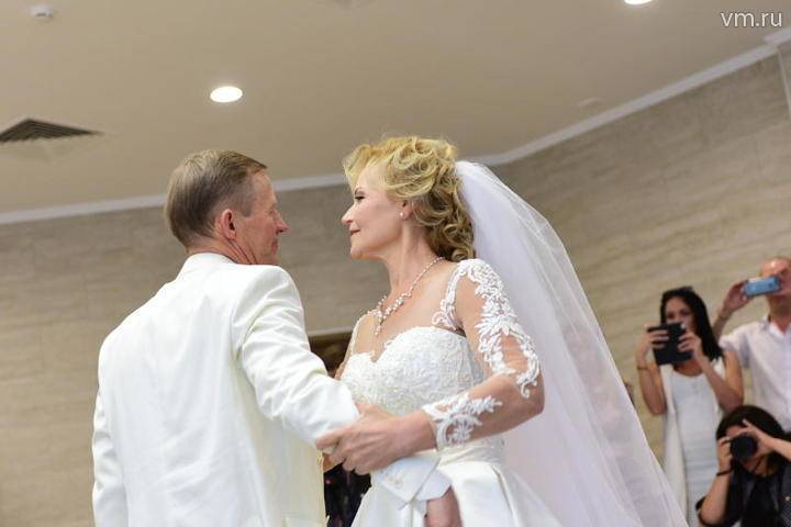 Росстат рассказал о падении до многолетнего минимума числа разводов и свадеб в России