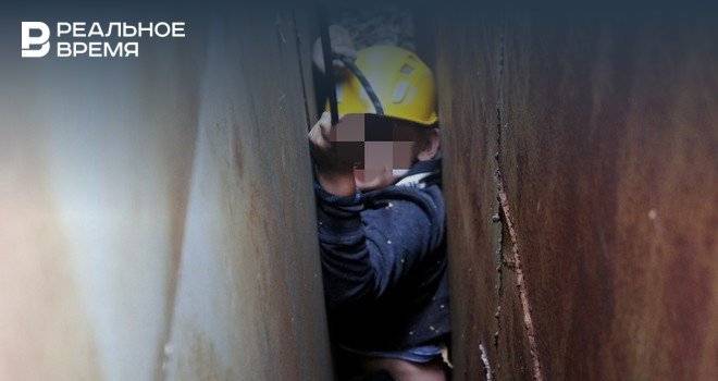 Уфимские спасатели освободили застрявшего между гаражами 10-летнего мальчика