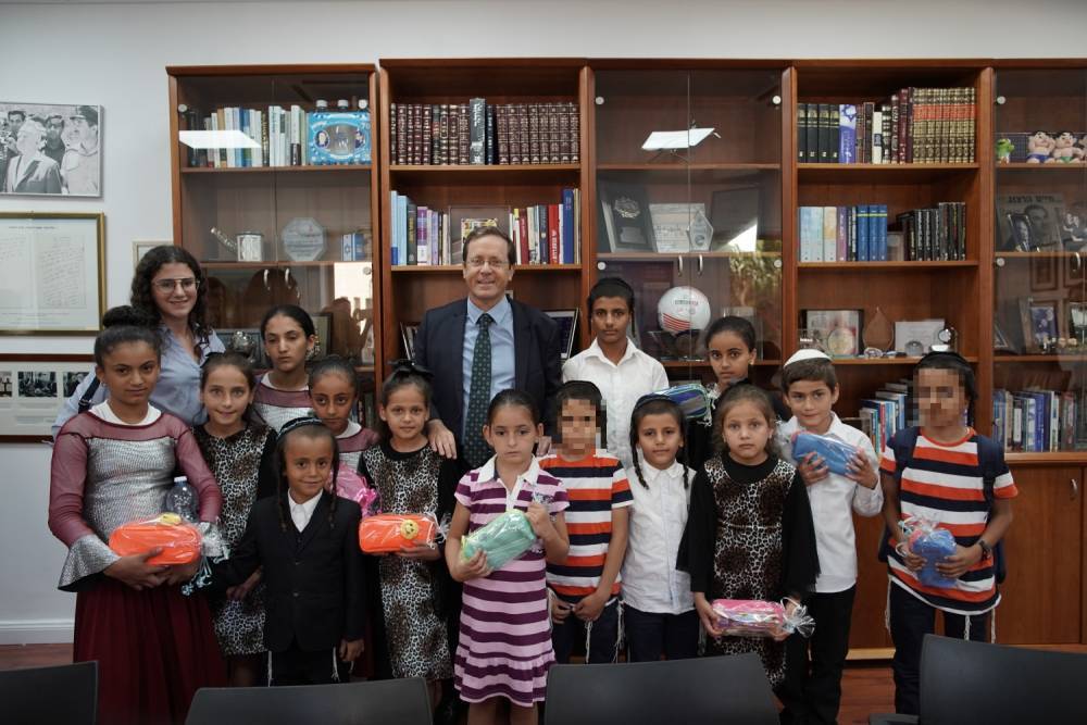 Наконец на родине: вывезенные из дружественных и враждебных стран дети пойдут в школу в Израиле