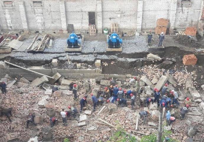Трех человек извлекли из-под завалов рухнувшего здания в Новосибирске