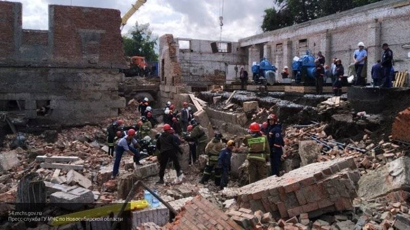 МЧС сообщило о погибших под завалами строящегося здания в Новосибирске