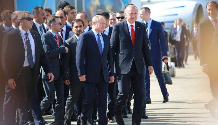 МАКС-2019: Путин и Эрдоган вышли на связь с роботом Федором