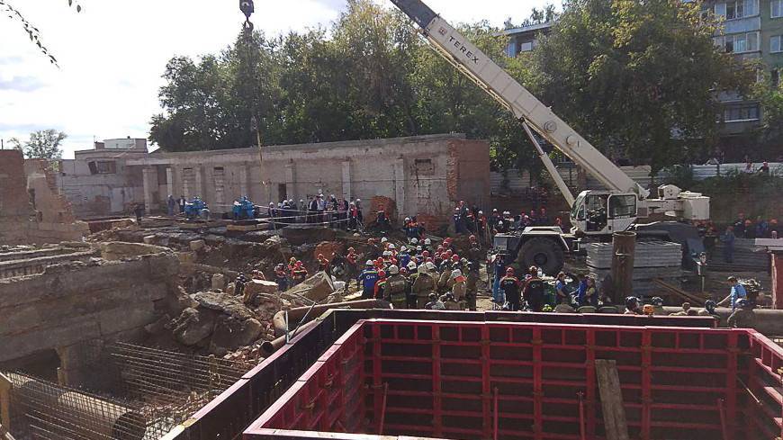 На месте обрушения стены в Новосибирске нашли тело еще одного погибшего