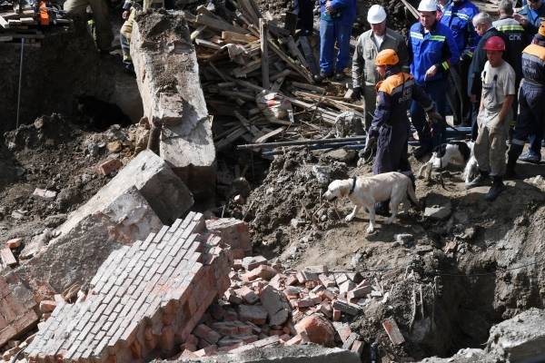 Два человека остаются под завалами после обрушения здания в Новосибирске