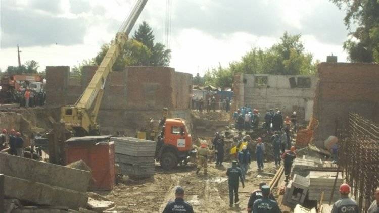 Стена строящегося здания обрушилась на рабочих в Новосибирске
