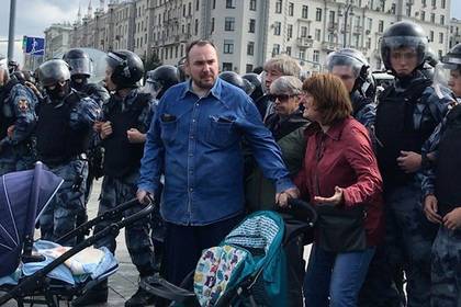 В Москве суд отказался от иска против взявшей на митинг ребенка пары