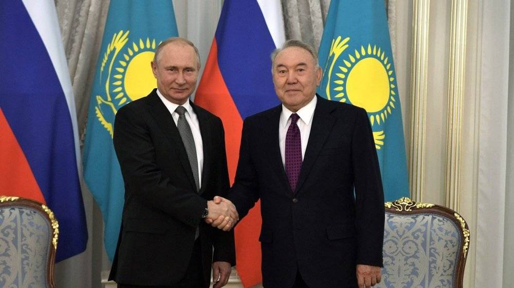 Путин и Назарбаев обсудили по телефону сотрудничество РФ и Казахстана