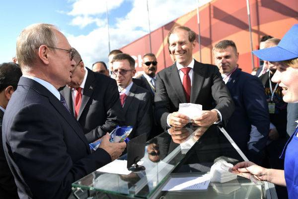 Путин на МАКСе закупился мороженым на пять тысяч рублей