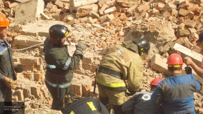 Спасатели разобрали половину завалов обвалившегося здания в Новосибирске