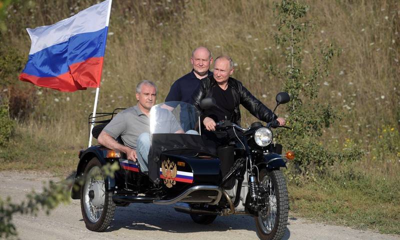 ГИБДД отказалась штрафовать Путина за езду на мотоцикле без шлема