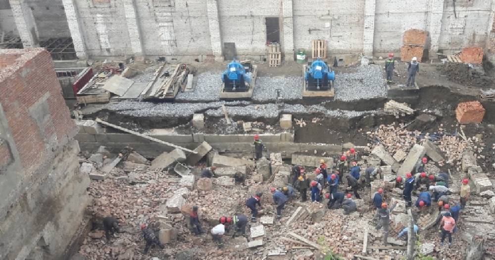 В Новосибирске частично обрушилось здание, под завалами может быть 12 человек.