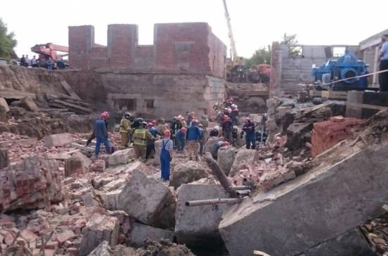 МЧС: кинологи определили возможное местонахождение рабочих под завалами в Новосибирске