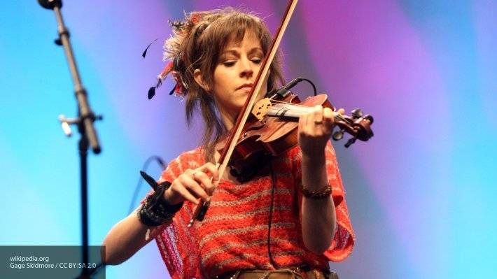 Американская скрипачка Линдси Стирлинг отыграла концерт в виртуальной реальности