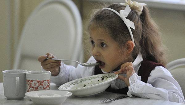 В школе и дома: эксперт рассказала как кормить школьников
