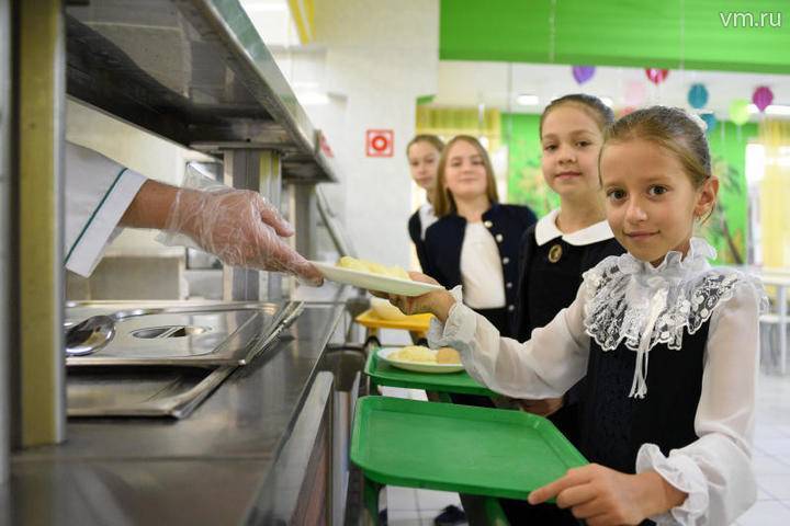 Главный детский диетолог Москвы рассказала, сколько раз в день нужно кормить школьников