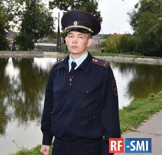 В поселке Морки сотрудник полиции Денис Смирнов спас тонущего мужчину.