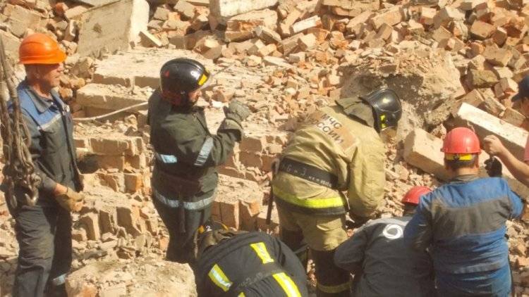 Два человека остаются под завалами после обрушения здания в Новосибирске