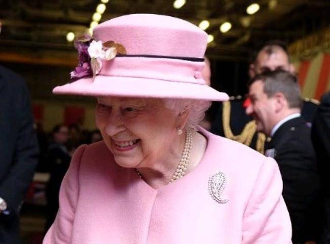 Королева Елизавета II одобрила приостановку работы британского парламента