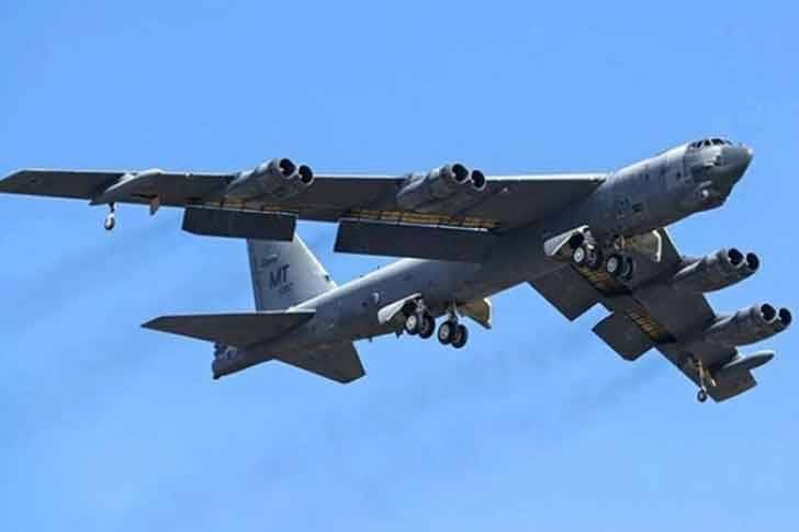 В небе над Великобританией терпит бедствие стратегический бомбардировщик ВВС США В-52