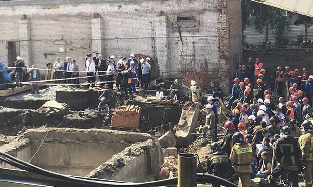 В Новосибирске в результате обрушения стены здания погибли два человека