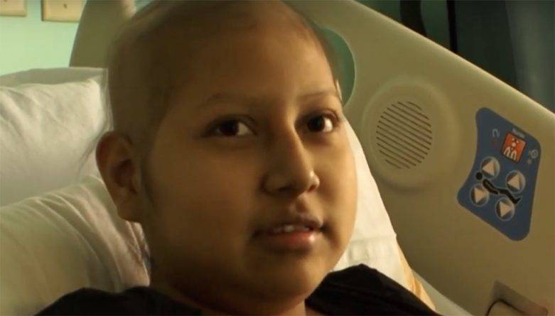 14-летняя девочка сражается с лейкемией в США и мечтает о том, чтобы мать была рядом — но ее не пускают в страну