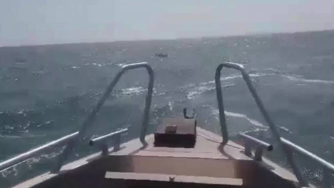 На Азовском море девушка уснула на матрасе и ее унесло в море на километр