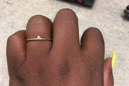 Невеста высмеяла своего жениха за подаренное ей позорное помолвочное кольцо
