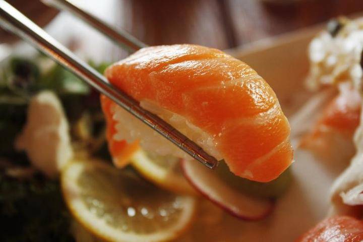 Почти 50 человек отравились заказанными суши в Самаре