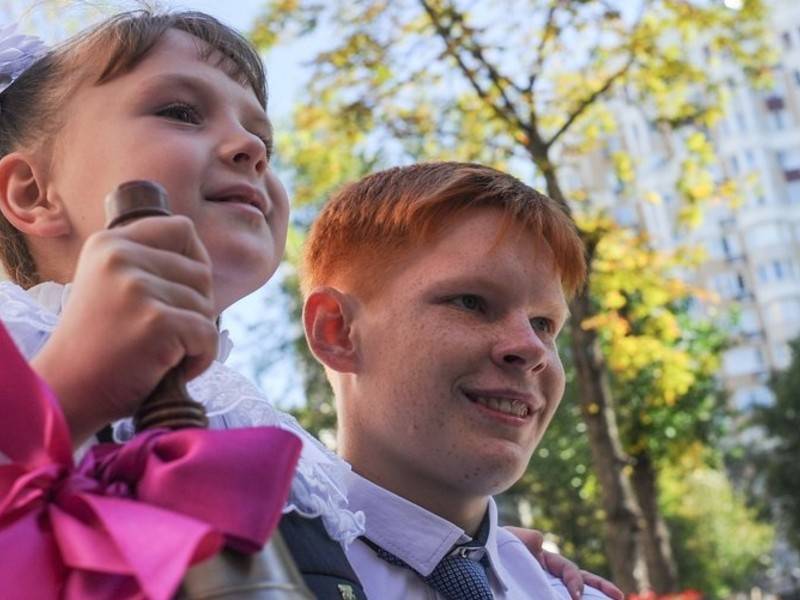 Журналисты опровергли запрет на проведение линеек в московских школах
