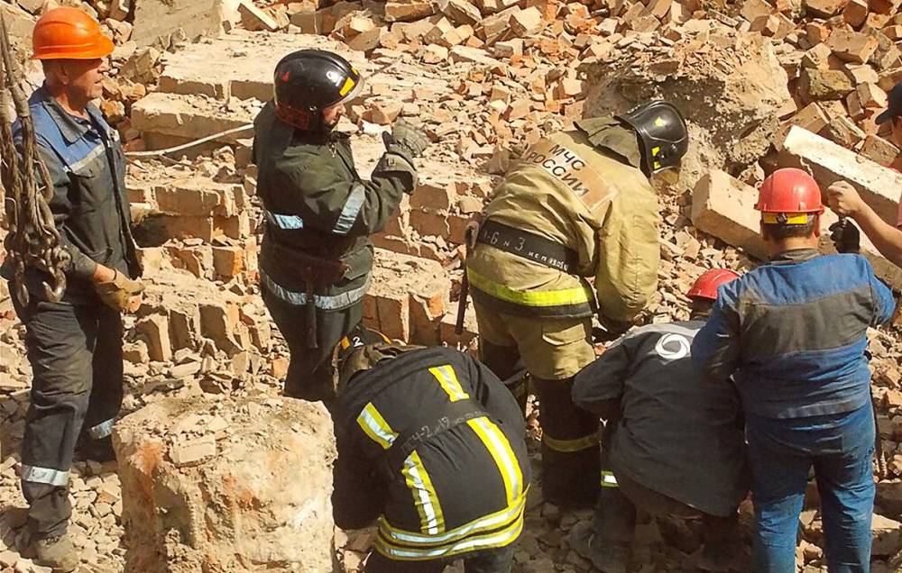 Как минимум два человека погибли при обрушении стены в Новосибирске