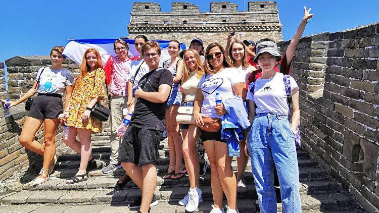 Студенты КФУ развернули флаг Крыма над Великой Китайской стеной