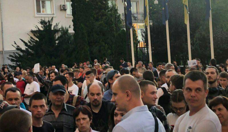 Осаждать Офис Зеленского с требованием уволить Авакова пришли и нацисты, и правозащитники