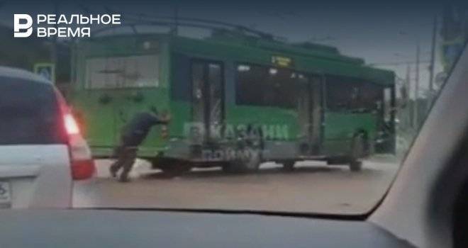 В соцсетях появилось видео, как мужчина в одиночку толкает казанский троллейбус