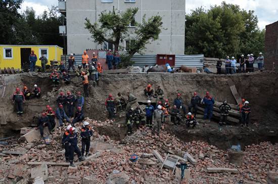 Пострадавший при обрушении здания в Новосибирске идёт на поправку