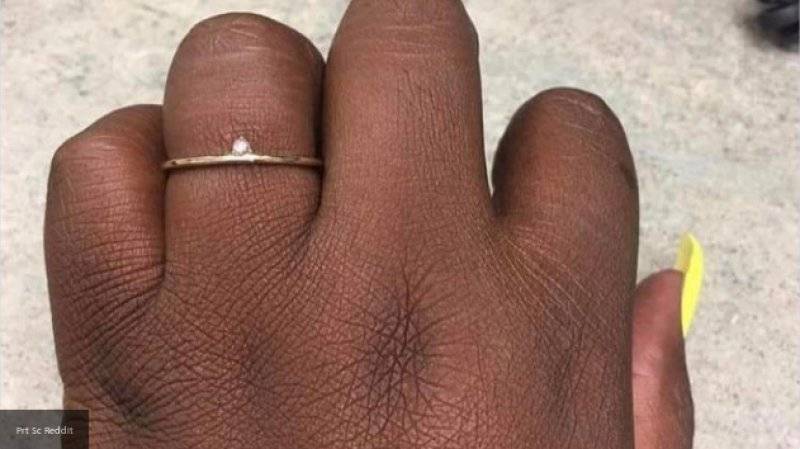 Невесту не устроило помолвочное кольцо и она подняла своего жениха на смех