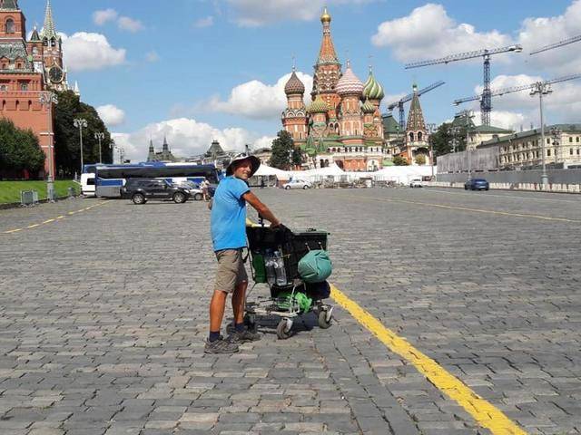 Швейцарец вместе с любимой тележкой из магазина пешком добрался до Москвы
