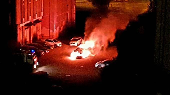 Ночью пожарные потушили Mercedes на Прибрежной улице