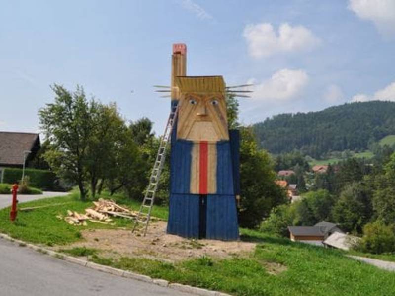 В Словении появилась деревянная статуя Дональда Трампа