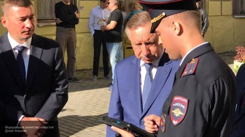 Беглов представил петербургским полицейским планшеты с программой "Мобильный участковый"