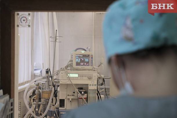 В ухтинской больнице стабилизировали пациента, сбитого на трассе иномаркой