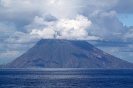 СМИ: на итальянском курорте произошло извержение вулкана
