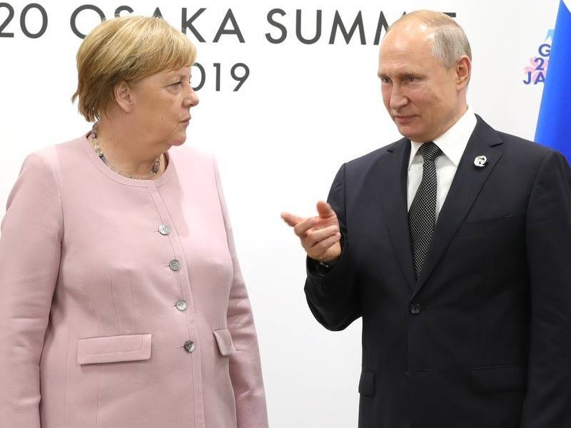 Меркель и Путин обсудили повестку дня по телефону