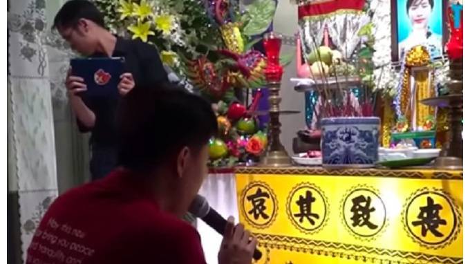 Во Вьетнаме жених устроил на похоронах невесты свадьбу