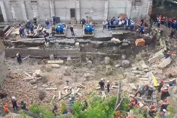 В Новосибирске рухнула стена здания, два человека погибли
