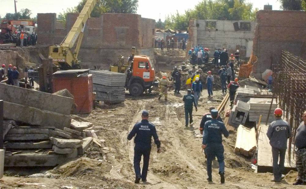 В Новосибирске на рабочих обрушилась стена здания, есть погибшие