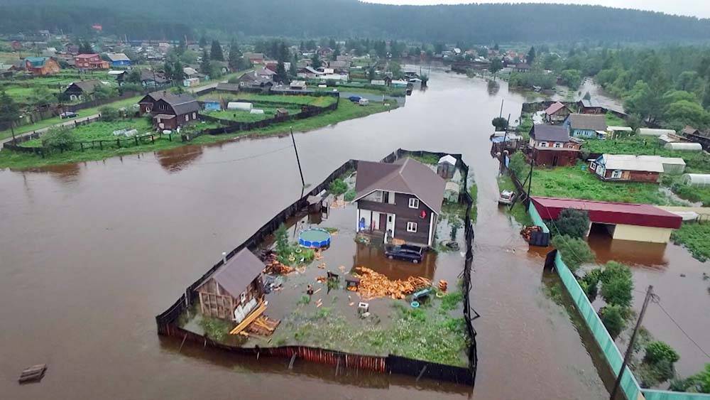 Последствия мощного паводка в Приморье сняли на видео